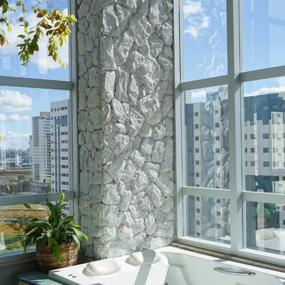 Spa com coluna revestida em pedra